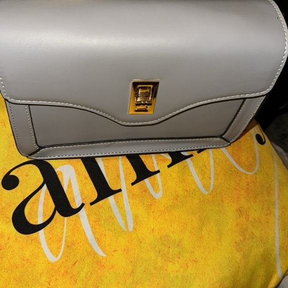 New Twist lock Flap Crossbody Bag - Picture 5 of 7